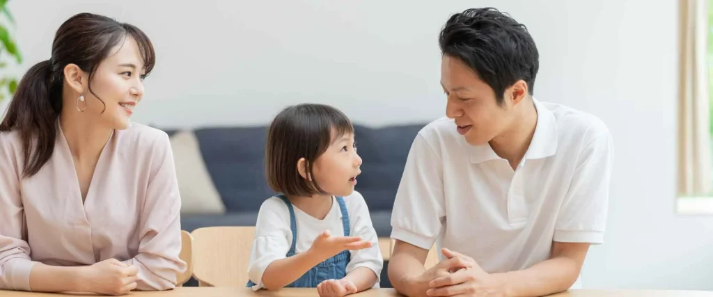 医師の家族が団らんする様子