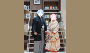 クラシックな階段前で紋付と打掛姿の新郎新婦の結婚式写真