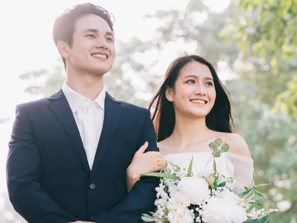 婚約したカップルが同じ方向を見つめる様子