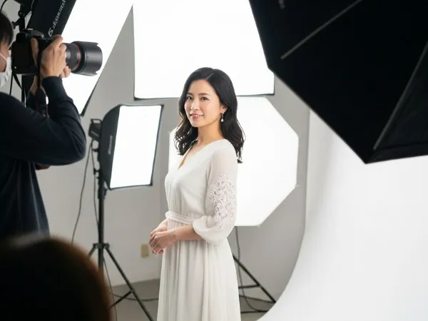 結婚相談所のプロフィール写真を撮影しているキャリア女性